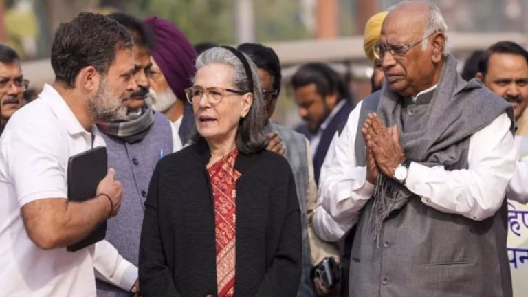 Sonia-Rahul Gandhi join Protest