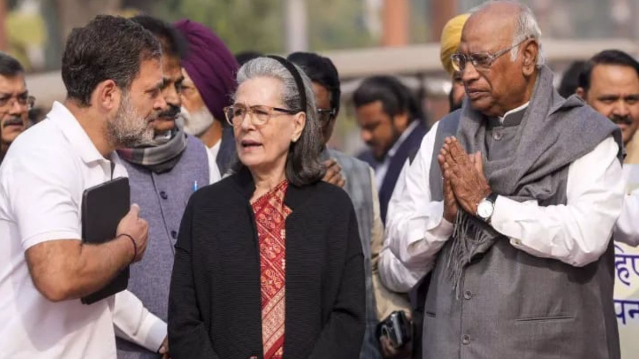 Sonia-Rahul Gandhi join Protest