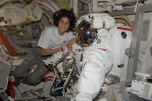অবসর নিলেন মহাকাশচারী সুনীতা উইলিয়াম ! (Sunita Williams space journey) দীর্ঘ ২৭ বছরের কর্মজীবনের সমাপ্তি মার্কিন নভশ্চর 3 Sunita Williams space journey