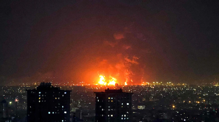 Israel attacks tehran oil refianery