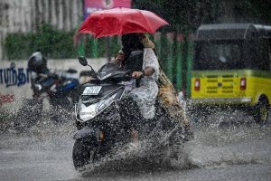 Weather Forecast : গরমের মাঝে স্বস্তির বৃষ্টি, রাজ্যজুড়ে কালবৈশাখীর দাপটের পূর্বাভাস 4 Weather Forecast