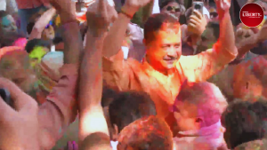 Arvind Kejriwal Holi Celebration: আইনি লড়াই পেরিয়ে আপের ‘বিজয় উৎসব’, মণীশ সিসোদিয়ার বাসভবনে সতীর্থদের সঙ্গে দোল খেললেন কেজরিওয়াল 2 Arvind Kejriwal Holi Celebration