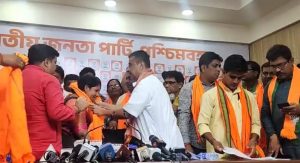 TMC Cadres Joining BJP: ভোটের আগে দক্ষিণ ২৪ পরগণায় তৃণমূলে বড় ভাঙন, শুভেন্দু অধিকারীর হাত ধরে বিজেপিতে যোগ একাধিক নেতার 3 TMC Cadres Joining BJP