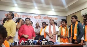 TMC Cadres Joining BJP: ভোটের আগে দক্ষিণ ২৪ পরগণায় তৃণমূলে বড় ভাঙন, শুভেন্দু অধিকারীর হাত ধরে বিজেপিতে যোগ একাধিক নেতার 2 TMC Cadres Joining BJP