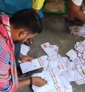 TMC Office Aadhaar Card: তৃণমূল কার্যালয়ে মিলল রাশি রাশি পরিচয়পত্র 2 TMC Office Aadhaar Card