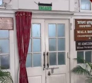 Kolkata Municipal Corporation : রাজ্যে পালাবদলের ধাক্কা এবার লালবাড়িতেও, পুরসভার অধিবেশন কক্ষে তালা 4 Kolkata Municipal Corporation