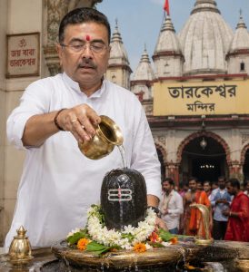 Suvendu at Tarkeshwar: তারকেশ্বরে শিব সেবায় মুখ্যমন্ত্রী শুভেন্দু 2 Suvendu at Tarkeshwar