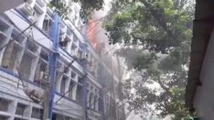 Alipore Fire : আলিপুর জেলা পরিষদ ভবনে অগ্নিকাণ্ড, কালো ধোঁয়ায় ঢাকল এলাকা 2 Alipore Fire