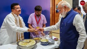 Narendra Modi Jhalmuri: দিল্লিতে মোদিকে ঝালমুড়ি মেখে খাওয়ালেন শুভেন্দু! 2 Narendra Modi Jhalmuri