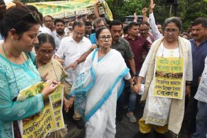 Mamata Banerjee : মুখ্যমন্ত্রী থাকাকালীন বলতেন 'সাজানো ঘটনা', ক্ষমতাচ্যুত হতেই মমতার হাতে মোমবাতি! 2 Mamata Banerjee